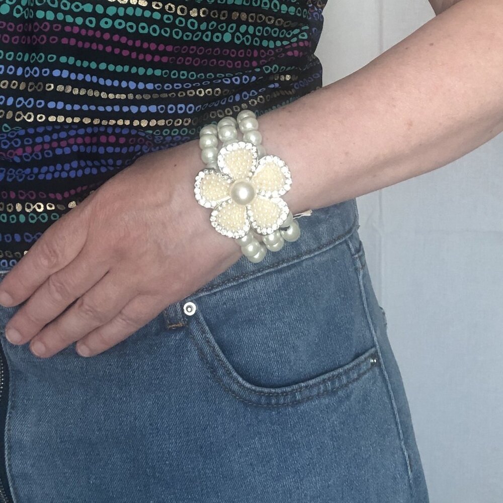 NWT Temptations Faux Pearl Triple Strand Expandable Flower Bracelet - Picture 7 of 10